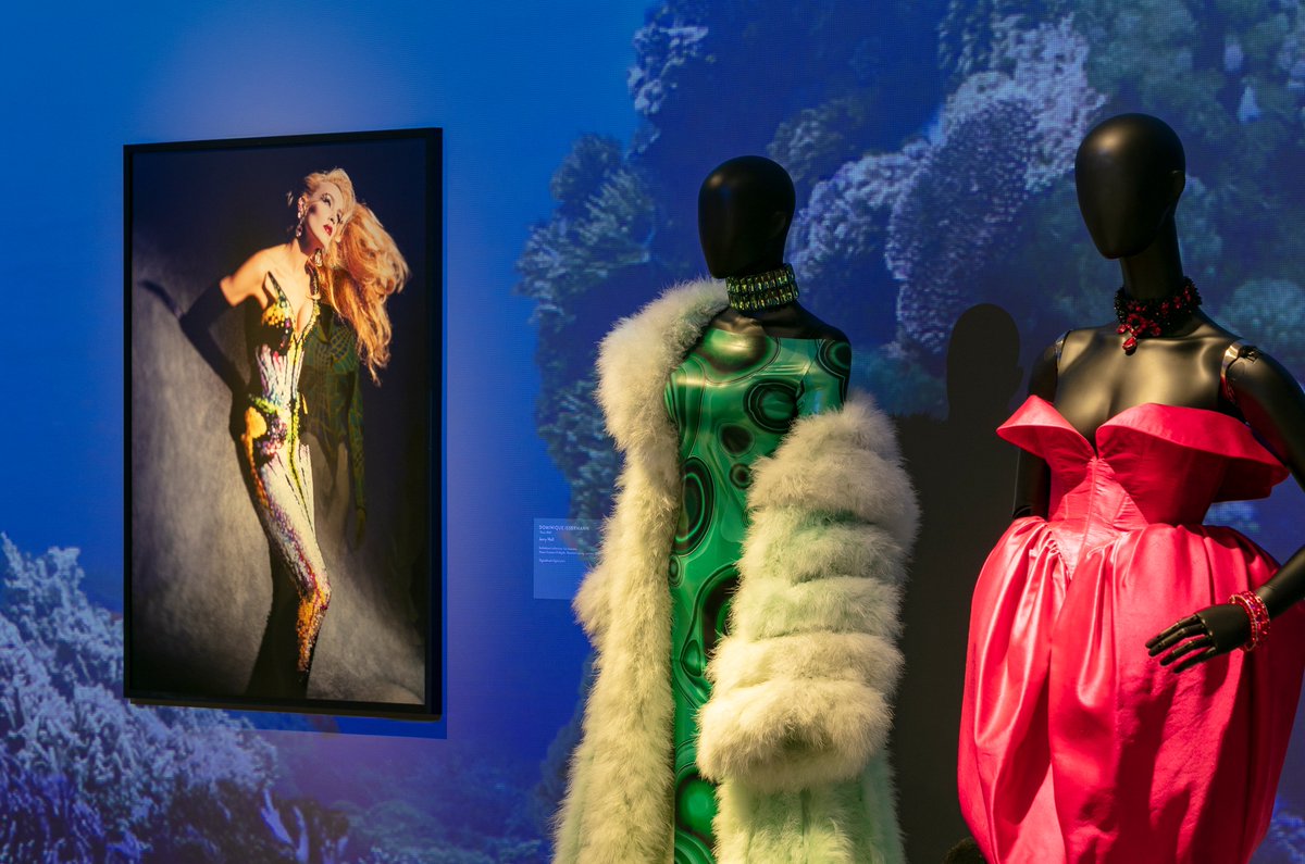 kunsthallemuc's tweet photo. EINTAUCHEN IN THIERRY MUGLERS TRAUMWELTEN
In der heutigen @SZ_Muenchen emphielt Star-Geigerin Anne-Sophie Mutter unsere Ausstellung. Das komplette Interview findet Ihr hier: https://t.co/6m1oOIx29Q
#MuglerMuc #KunsthalleMuc #MBAMMugler https://t.co/kusN1qaoXX