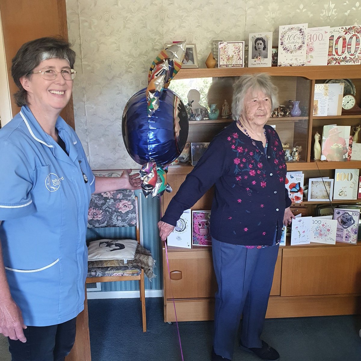 BluebirdCareWin's tweet image. Please join us in sending birthday wishes to our amazing customer Louise who has celebrated turning 100 years old! 🤩🎉

Louise was over the moon to get her card from the Queen and be surprised with a socially distanced party with our Social Care Workers! 👸💙