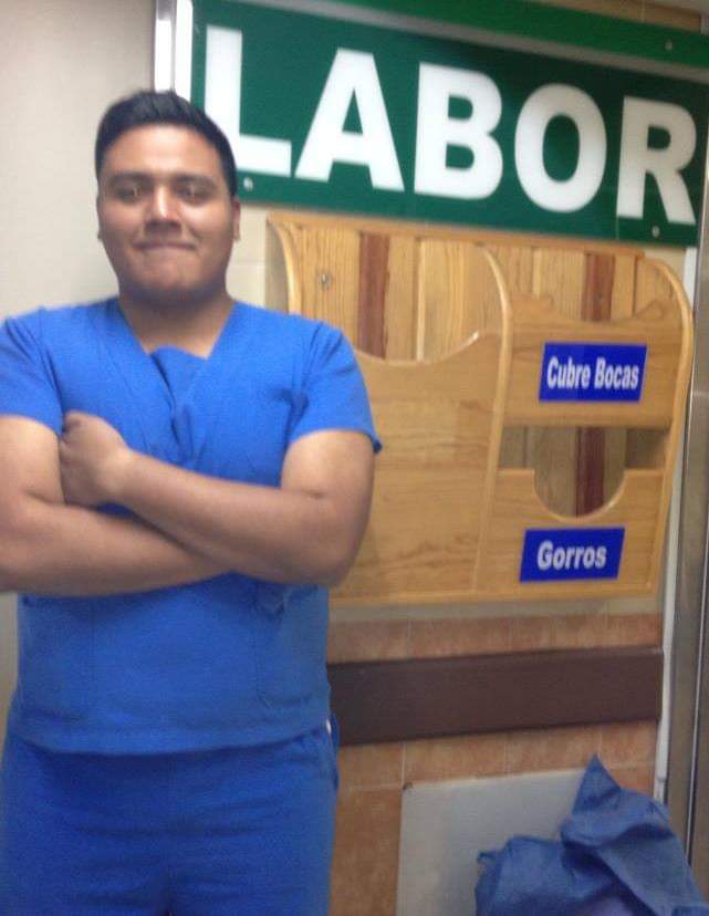 DanielmfMD's tweet photo. Desperté y vi esta foto en mis recuerdos:
-Juventud divino tesoro
-Actitud ante todo
-Cuando me "gustaba" Gineco 🤮
#joven #semestroso #7yearsago https://t.co/vfuk1CgV7d