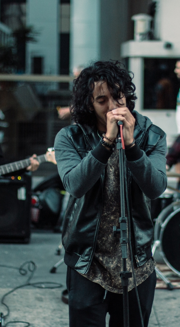 Hoje é o dia dele, o cara que não para nunca. Compositor, guitarrista, publicitário, produtor, editor, diretor e, dizem por aí, galã da Radio Front 🙃. Parabéns Felipe Nova pelos seus 26 anos!

#radiofront #rock #alternativerock  #rf  #rockalternativo #intotherain