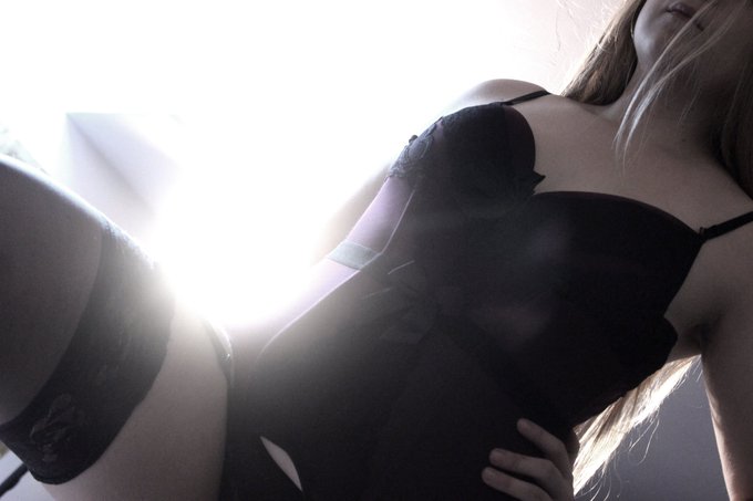 Je fais enfin un compte Twitter pour pouvoir m'amuser avec vous !  En tant que bonne petite chienne pour<a href="/tag/bdsm"class="tags"><span>#bdsm</span></a><a href="/tag/femdom"class="tags"><span>#femdom</span></a><a href="/tag/feet"class="tags"><span>#feet</span></a><a href="/tag/mistress"class="tags"><span>#mistress</span></a><a href="/tag/feetfetish"class="tags"><span>#feetfetish</span></a><a href="/tag/nsfwaccount"class="tags"><span>#nsfwaccount</span></a>