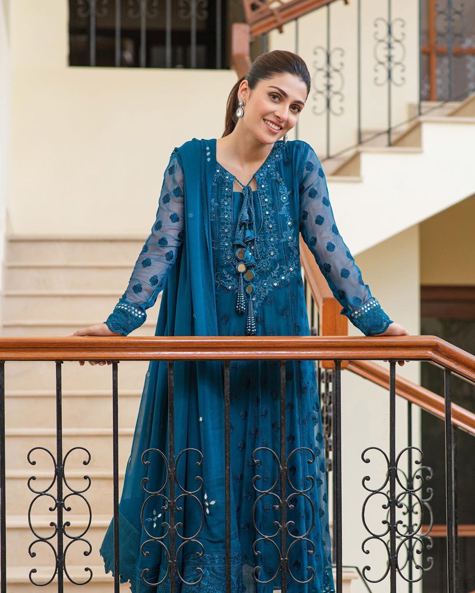 ManahilBsayss's tweet photo. #ayezakhan looking absolutely stunning in this ensemble by sanaabbasofficial from their Collection Zaynah π
Jewelry: #allurebymht
( πΈ ayezakhan.ak ) https://t.co/tNCOou5Sd5