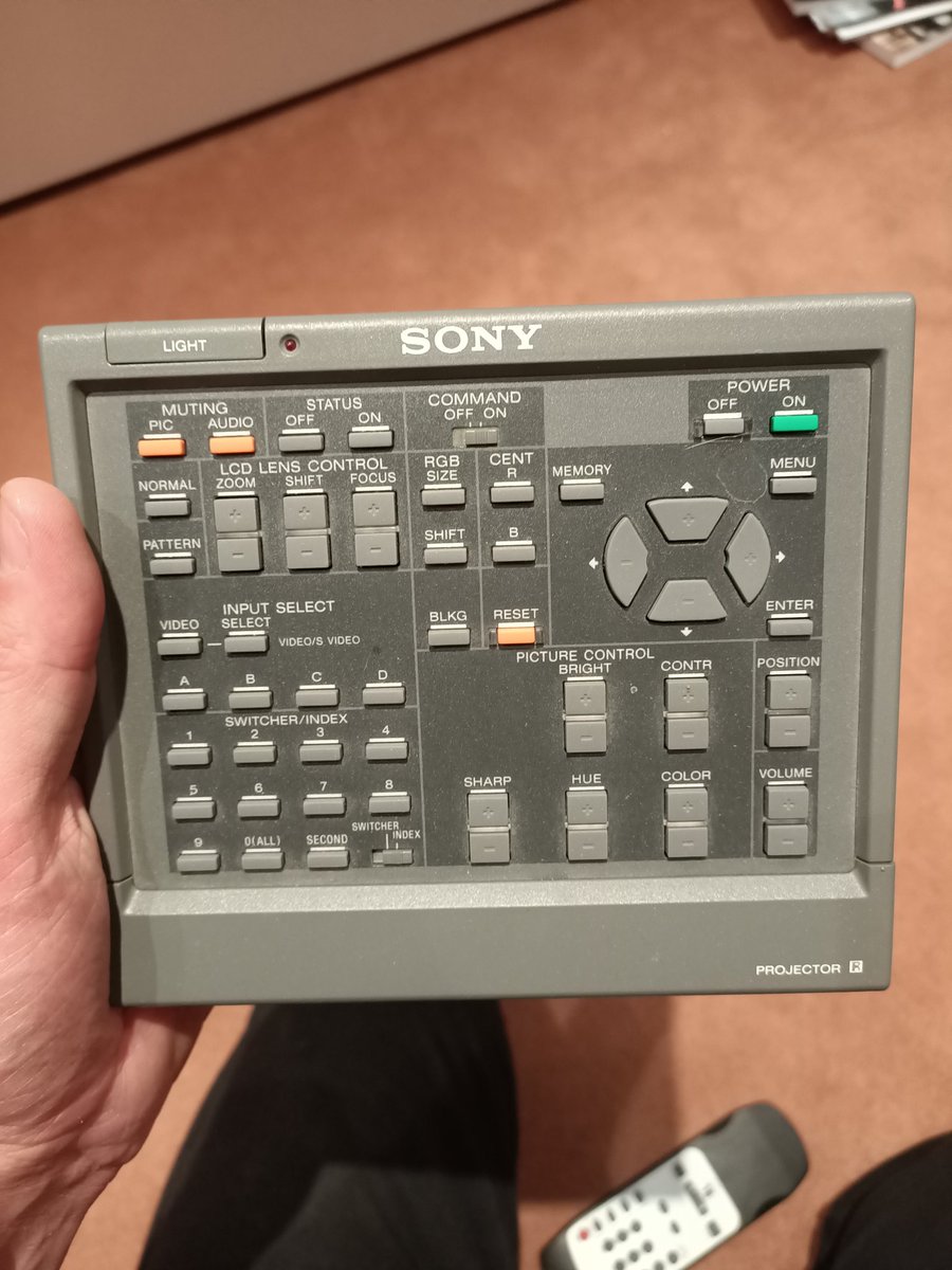 Out with the old, in with the new. Lovely old #Sony CRT projector replaced with a lovelier, bang-up-to-date Sony 4k unit. And just look at that remote 😍 #homecinema #habitech #smarthome pic.x.com/XOgSnSk2vV