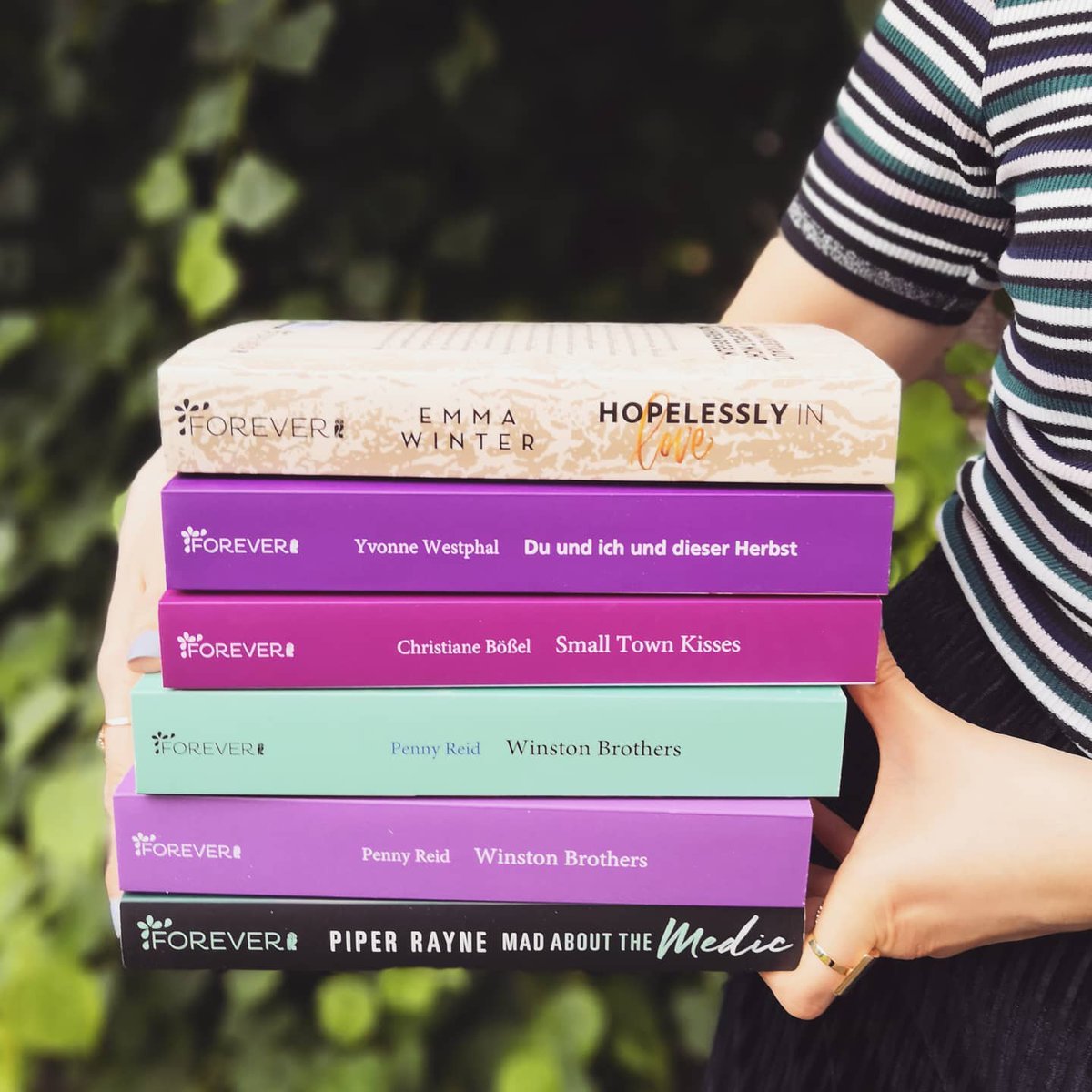 Gibt es eigentlich etwas Schöneres als einen stolzen Bücherstapel druckfrischer Bücher? Wir glauben nicht! 😍📚😁 Diese hübschen Paperbacks sind ab sofort überall erhältlich: bit.ly/shop-neuheiten 💕