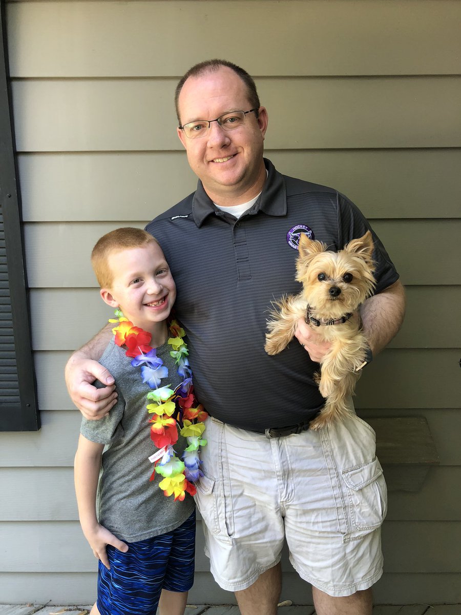lizdrahota's tweet photo. Last day of 2nd grade! We made it through the craziest school year. We are so thankful that Dayne had another amazing teacher at Washington with Mr. Vanselow! #ReadyForSummerBreak 🎉☀️🎉 https://t.co/a5UI3UxQ8l