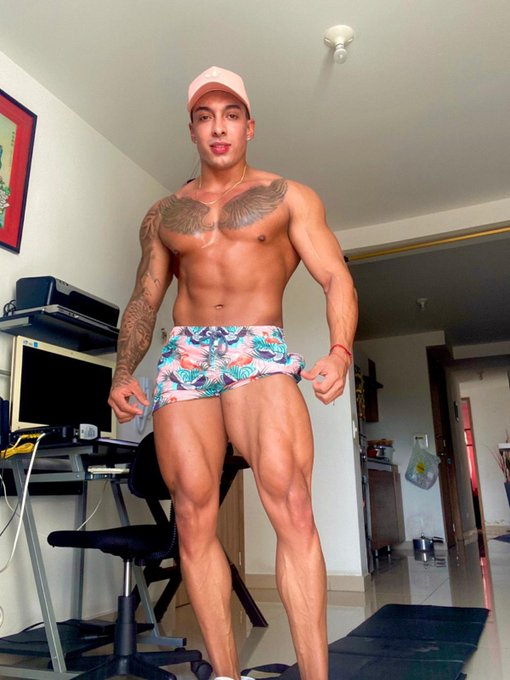 Time for love and muscles! #LoveWithoutLimits #camguy #musclegain #ThursdayThoughts #thursdaymorning