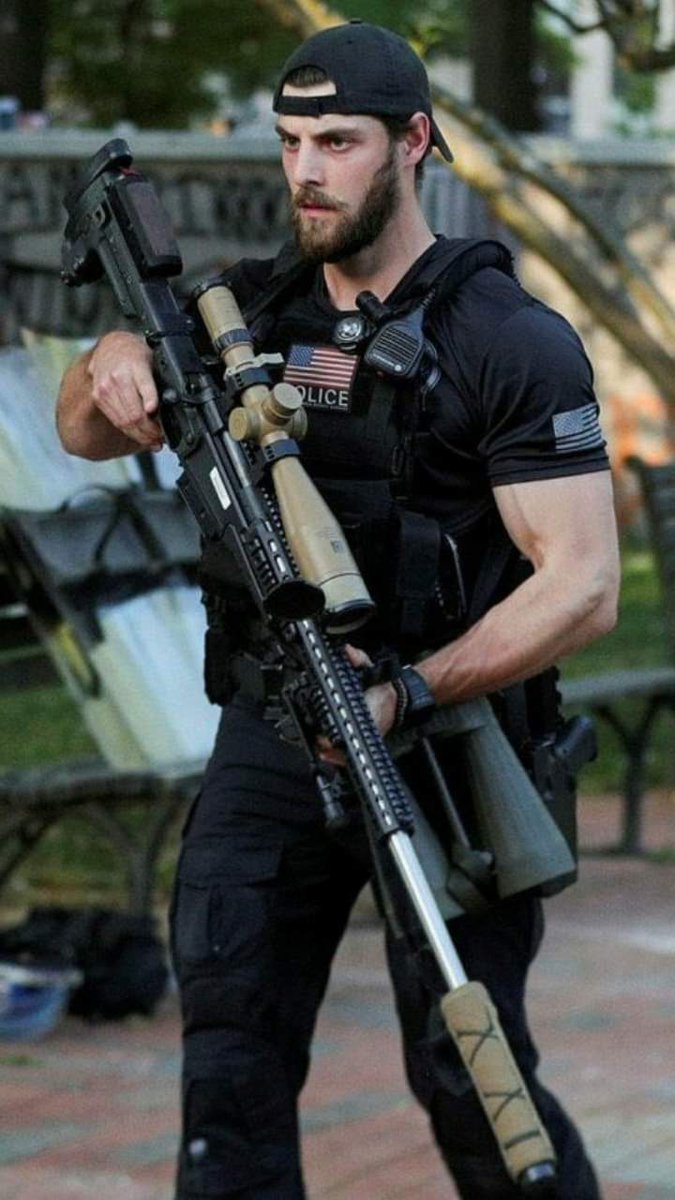 negromangueraa's tweet photo. A este carajo lo ví por aquí , creo q es policía de los Guayos... https://t.co/4k5OwEGc6g