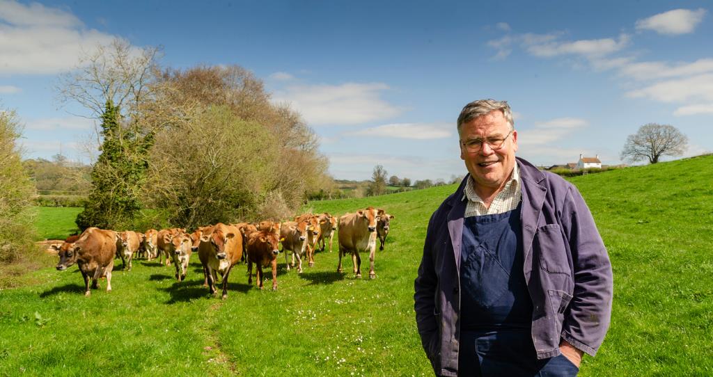 Will you be taking part in this weekend's #OnlineFarmSunday? On 7th June we want to see your selfie videos to give the public a virtual insight into what goes on behind the farm gate 🙌 Make sure to use #LOFS20 in your tweets!