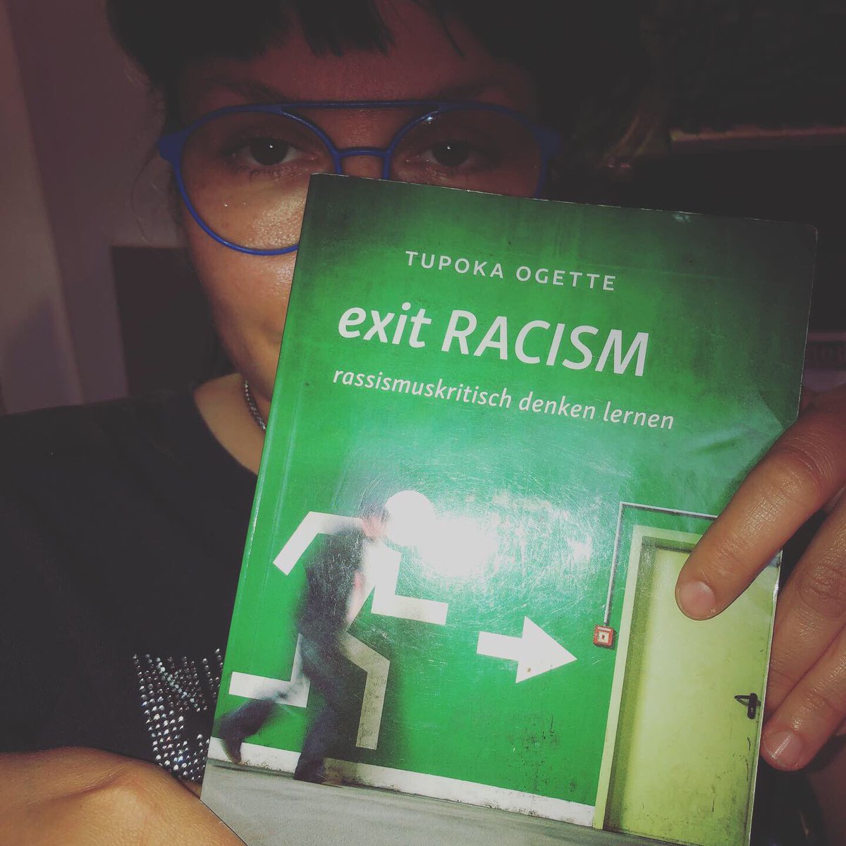 GSGF's tweet image. Bitte lest es! Exit RACISM von @Tupoka_O ist ein tolles, handreichendes und für uns hilfreiches Buch, das gerade weisse Menschen unbedingt lesen sollten, finden wir. #exitracism #blacklivesmatter #tupokaogette #rassismus