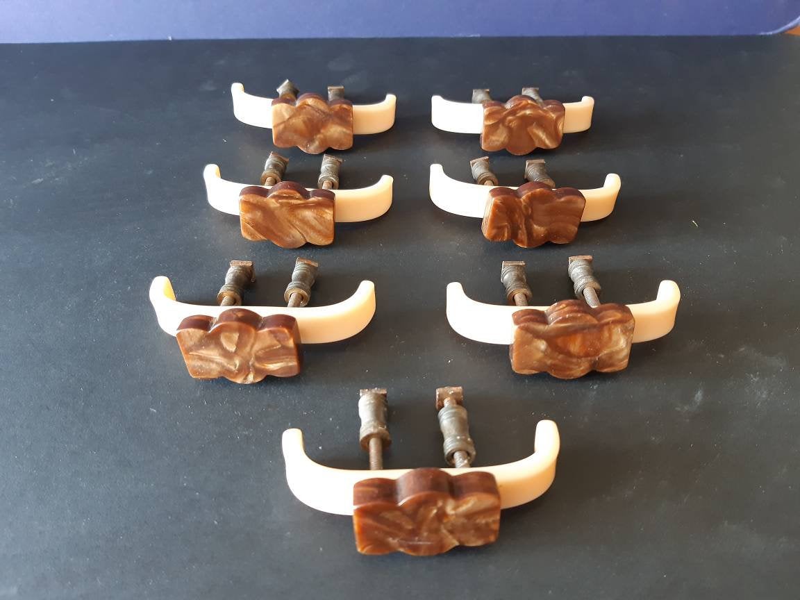 VintageFliss's tweet photo. Excited to share the latest addition to my #etsy shop: 7 x vintage 1940s drawer handles https://t.co/zvEIYjDlgW #beige #woodworkingcarpentry #brown #drawerpulls #vintagehandles #lucitehandles #drawerhandles #earlyplastic #cupboardhandles https://t.co/hso2DNWQPk
