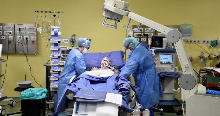 soyoungim_'s tweet photo. How close do we get to patients, you ask? Global news used a photo of X-ray Technologists performing a chest X-ray on a ventilated COVID-19 patient. This is what we do every day multiple times a day. Tell us again we're not frontline. @celliottability @fordnation @JustinTrudeau https://t.co/MWixkflqKJ