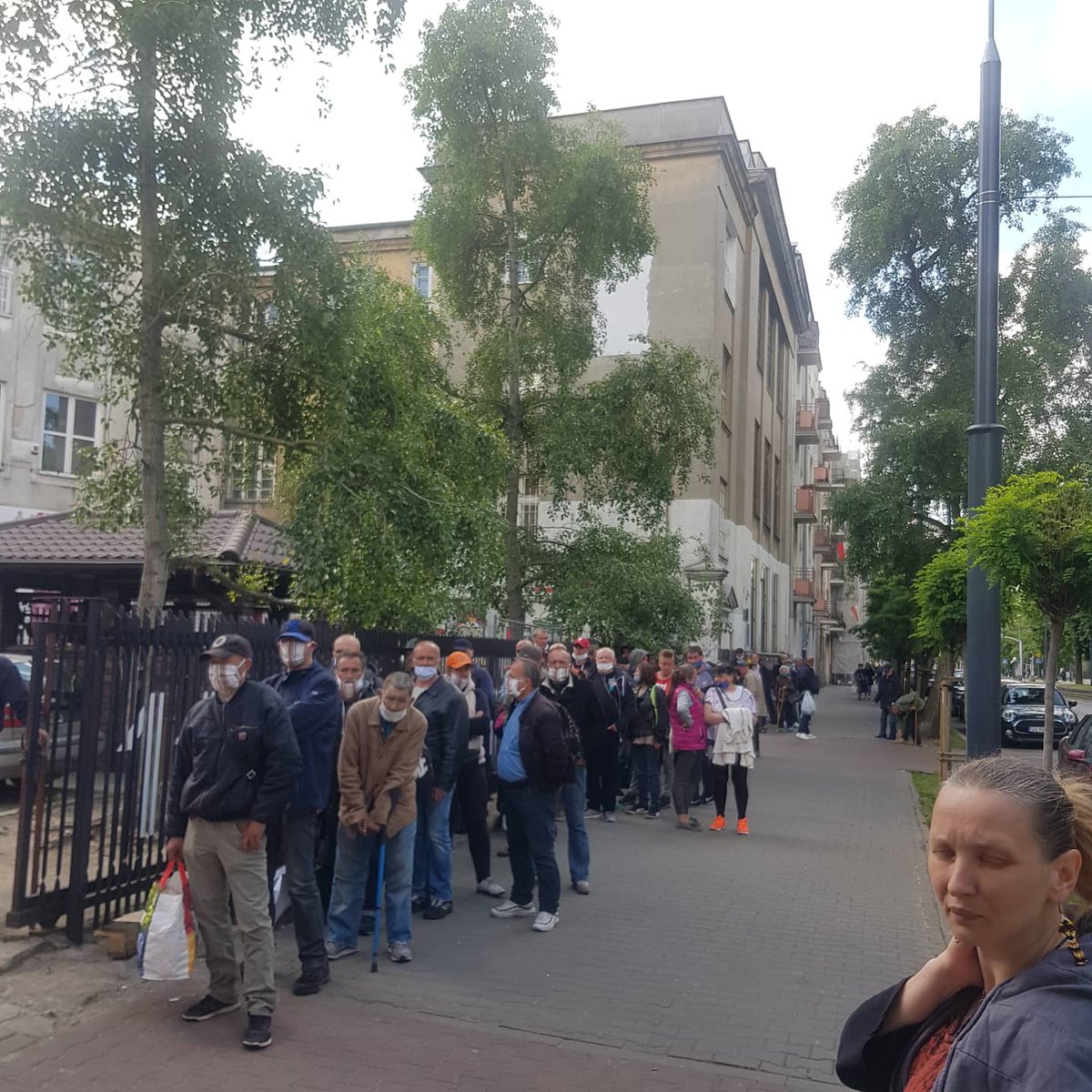 MiastaSerce's tweet photo. Zaledwie 250 osób dziś przyszło po pomóc. WARSZAWA 
#Warszawa #sercemiasta #czyktośnaswidzi #bezdomnośćtoniewybór #pomoc #politykaspołeczna https://t.co/0z3FklTdfp
