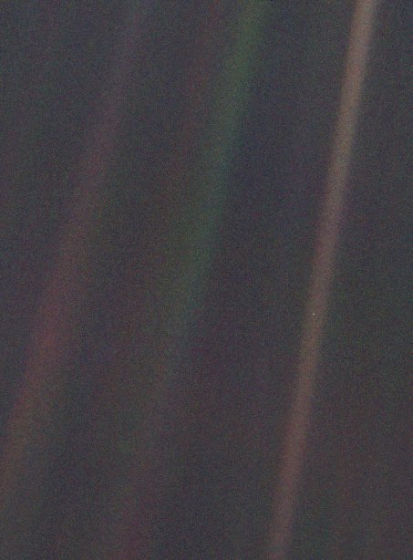 Andres_Vaca_'s tweet image. Para darle un poco de contexto...
Esta foto fue tomada por una sonda espacial a 6,000 millones de kilómetros. ¿Ven ese punto blanco a la derecha entre un haz de luz?
Es la Tierra, somos nosotros vistos a la distancia.
Carl Sagan, al ver esa imagen, escribió lo siguiente: