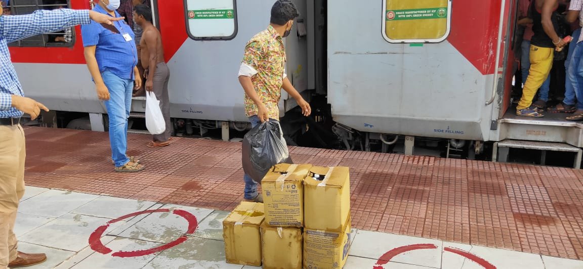BCCLofficial's tweet photo. In continuation of the efforts to support the vulnerable sections of the society during Covid-19 pandemic, on 04.06.20 BCCL distributed 1400 food packets amongst migrant workers in Shramik Special running from Trivandrum to Jasidih at Dhanbad junction (4:20PM). https://t.co/OyQA1fMLd1