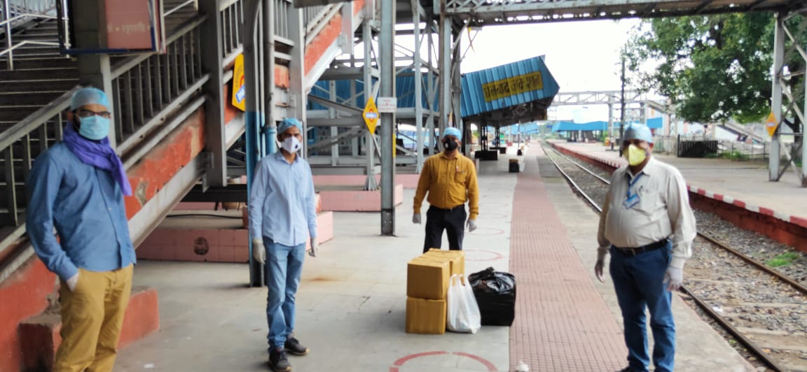 BCCLofficial's tweet photo. In continuation of the efforts to support the vulnerable sections of the society during Covid-19 pandemic, on 04.06.20 BCCL distributed 1400 food packets amongst migrant workers in Shramik Special running from Trivandrum to Jasidih at Dhanbad junction (4:20PM). https://t.co/OyQA1fMLd1