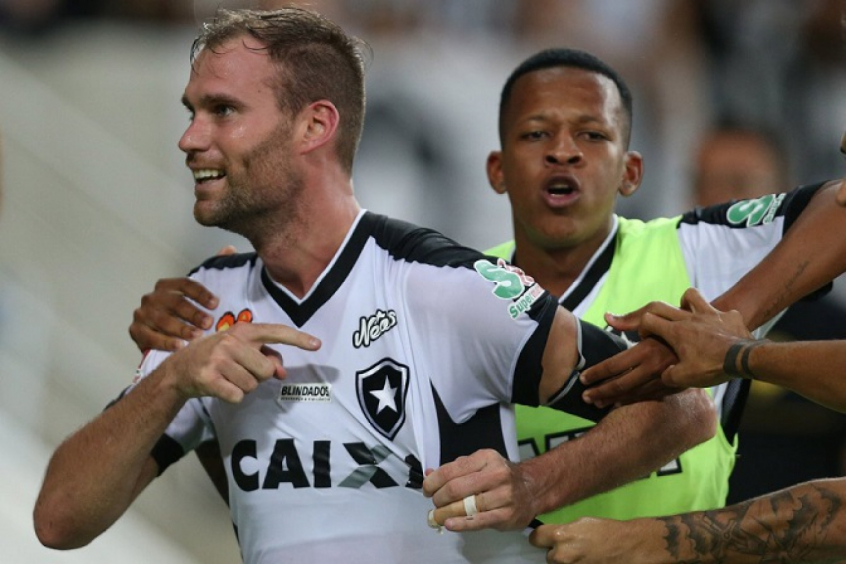 pedrocertezas's tweet photo. Carli não faz mais parte do Botafogo.

Eu me sinto muito grato ao jogador, que não chegou a ser ídolo, mas sempre honrou muito a camisa do Glorioso, defendeu as nossas cores com muita raça, fez gol de título aos 47 do 2º e foi um líder absurdo dentro e fora de campo.

Obrigado🔥 https://t.co/sEjFOLztSL