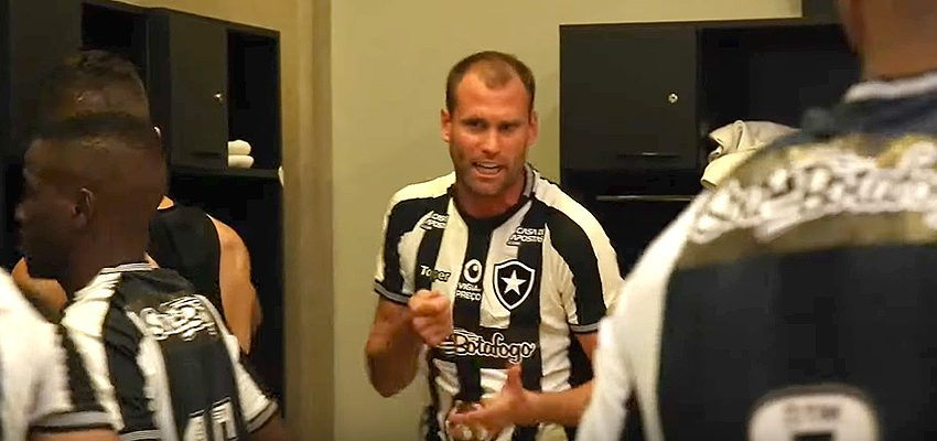 pedrocertezas's tweet photo. Carli não faz mais parte do Botafogo.

Eu me sinto muito grato ao jogador, que não chegou a ser ídolo, mas sempre honrou muito a camisa do Glorioso, defendeu as nossas cores com muita raça, fez gol de título aos 47 do 2º e foi um líder absurdo dentro e fora de campo.

Obrigado🔥 https://t.co/sEjFOLztSL