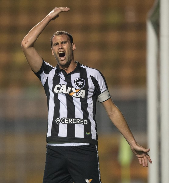 pedrocertezas's tweet photo. Carli não faz mais parte do Botafogo.

Eu me sinto muito grato ao jogador, que não chegou a ser ídolo, mas sempre honrou muito a camisa do Glorioso, defendeu as nossas cores com muita raça, fez gol de título aos 47 do 2º e foi um líder absurdo dentro e fora de campo.

Obrigado🔥 https://t.co/sEjFOLztSL