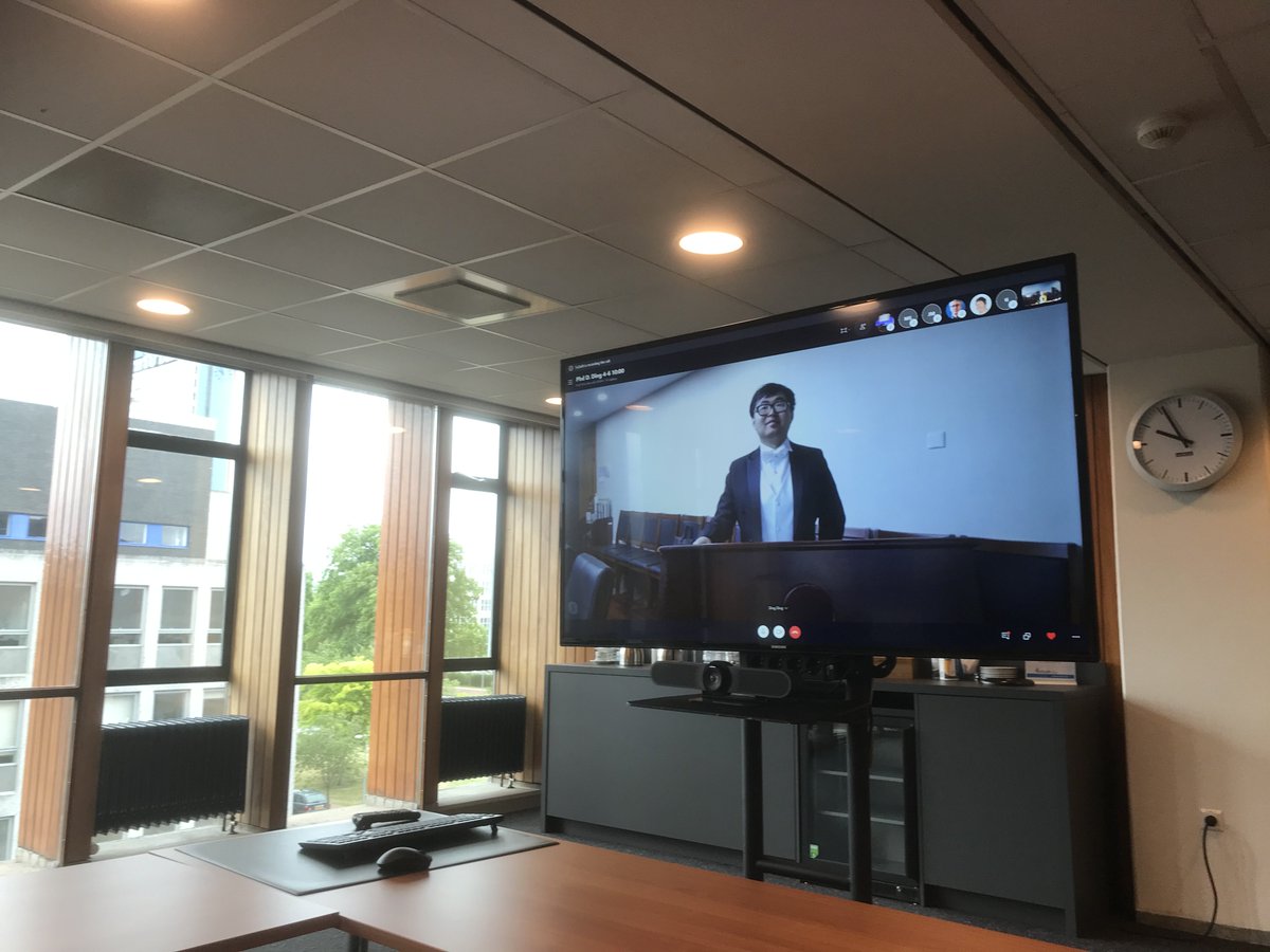 wp_brinkman's tweet image. Today from China, Ding Ding successfully defended his PhD. He shows that simulated reflective thoughts in #VR, i.e. virtual inner voice,  can change how people think about themselves for the better. Well done, I am very proud. #TUDelft #EEMCS  @II_Tu_Delft shorturl.at/blqNV