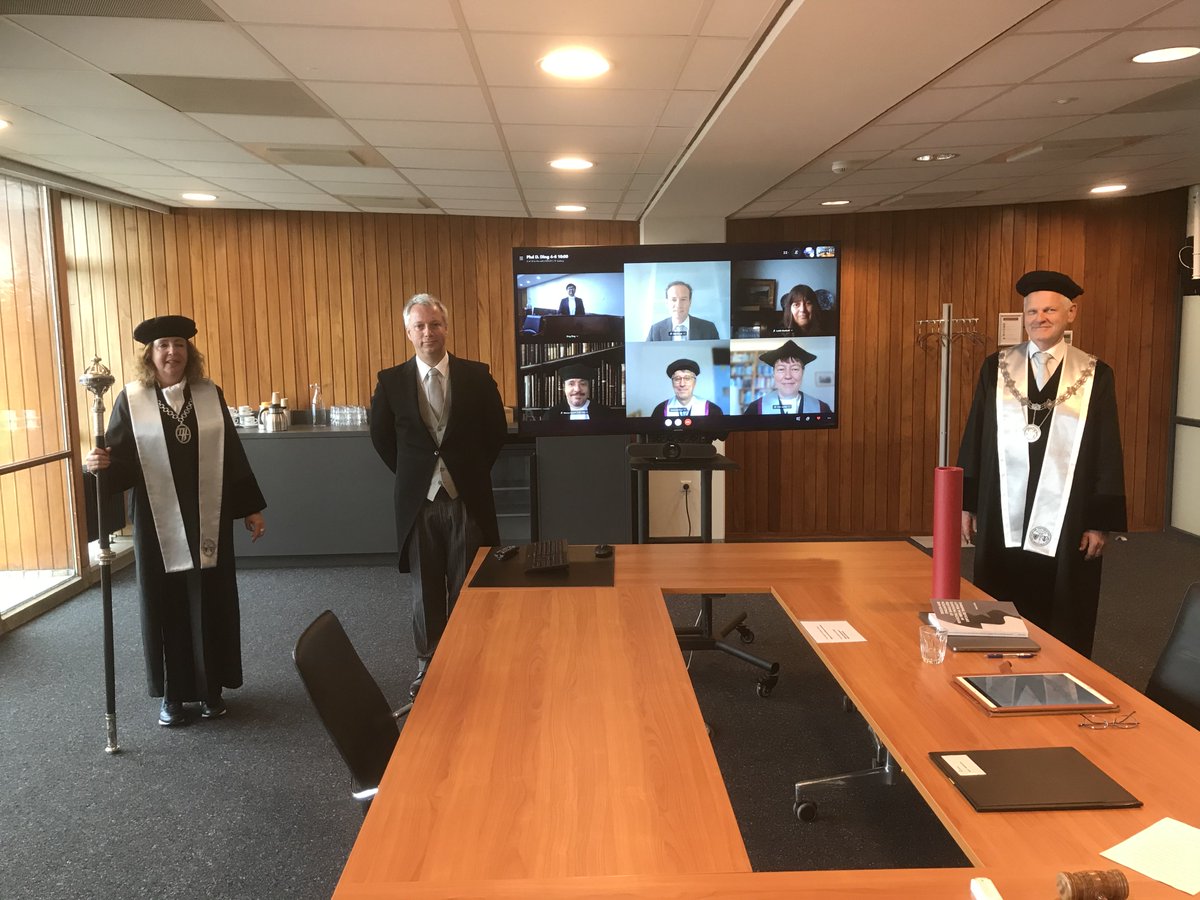 wp_brinkman's tweet image. Today from China, Ding Ding successfully defended his PhD. He shows that simulated reflective thoughts in #VR, i.e. virtual inner voice,  can change how people think about themselves for the better. Well done, I am very proud. #TUDelft #EEMCS  @II_Tu_Delft shorturl.at/blqNV