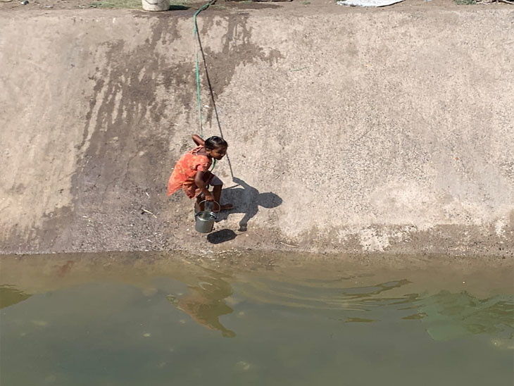 aal_rakesh's tweet photo. નાયબ મુખ્યમંત્રીશ્રી (ગુજરાત) એ જણાવ્યું છે કે, ગુજરાતની જીવાદોરી સમાન સરદાર સરોવર નર્મદા બંધ દ્વારા ગુજરાતના લાખો ખેડૂતો ને સિંચાઇ માટેનું પાણી તથા 4 કરોડ કરતાં વધુ નાગરિકો ને પીવાનું પાણી પૂરું પાડવામાં આવી રહ્યું છે.
#infosource: pib in Gujarat
📷 source : Divya Bhaskar https://t.co/JPiqxRLQb4