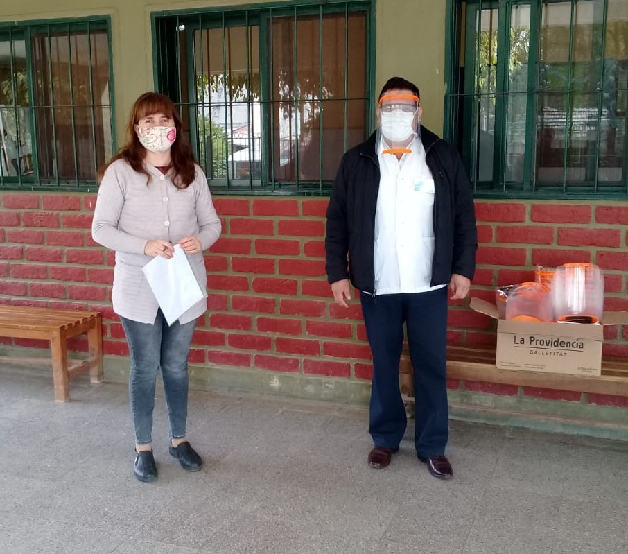 eet3123's tweet photo. Hoy se entregaron 30 máscaras de acetato al Hospital de la localidad, dichas máscaras las hicieron con las impresoras 3D de la institución.
#Covid19 #coronavirus https://t.co/hJsUZ19SC8