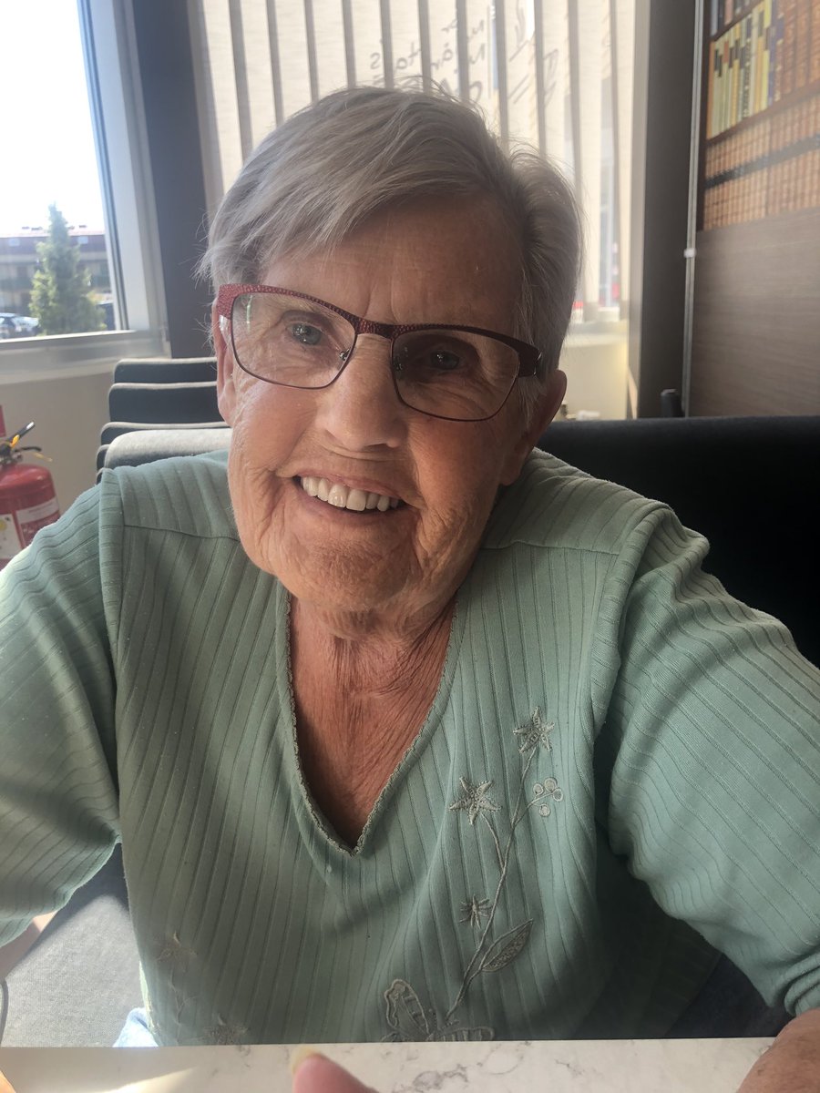 Morsan 80
Har inte träffat barn, barnbarn o barnbarnsbarn på 2,5 mån
Går promenad nån gång m Gudrun
Avstånd emellan
Handlar när d är folktomt på ICA
Isolerat sig
Tar samhällsansvar
Hon har en hälsning t demonstranterna:
Stoppa upp huvet i arslet
(På bred Karlskoga-dialekt)
🤷🏻‍♂️🥳