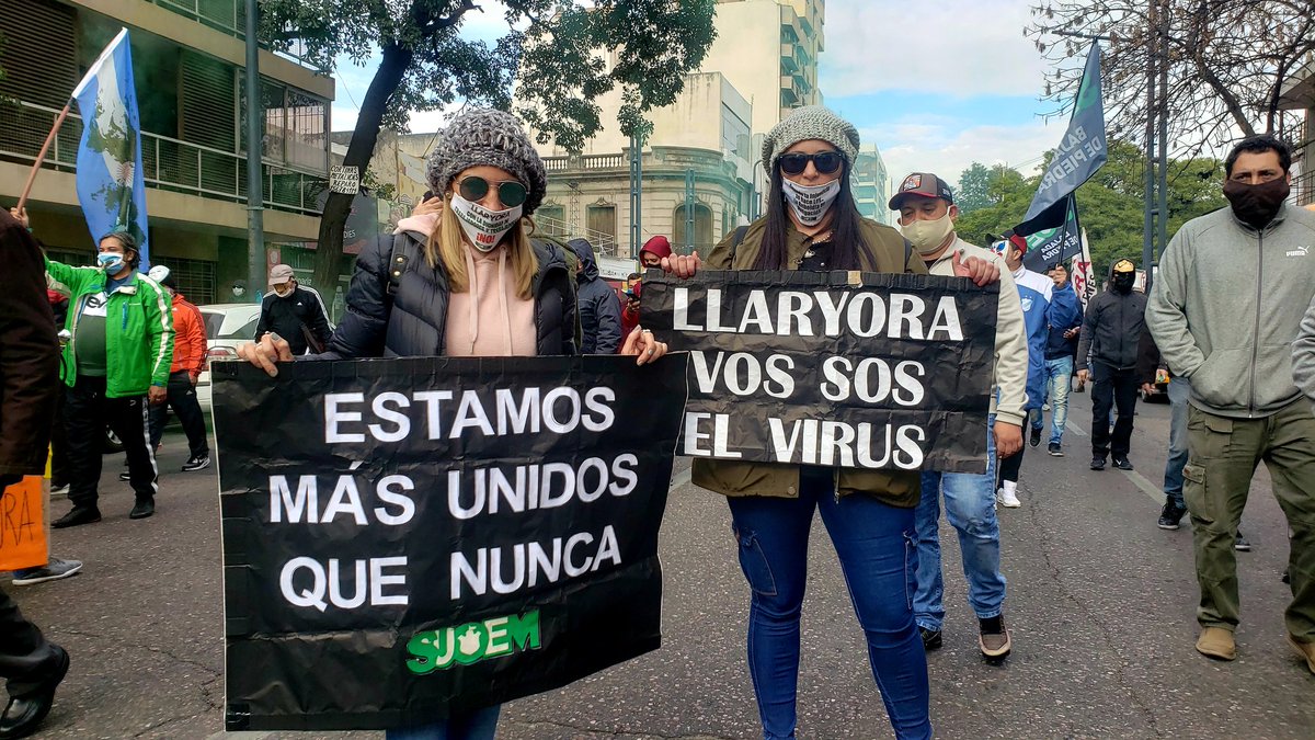 leoguevara80's tweet photo. #AHORA #Cordoba miles de municipales marcharon por el centro contra los recortes. La mayoría de los carteles con fuertes frases al intendente Martín Llaryora "nosotros no estamos de paro" dijeron los delegados del Suoem. Movil @radiomitrecba. https://t.co/9sjrND1uyP