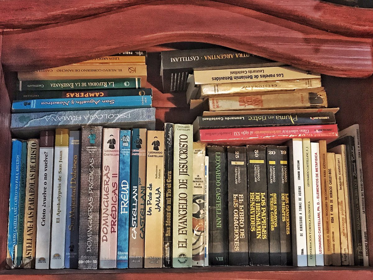 NeoReaccionario's tweet photo. La sección de mi biblioteca dedicada a Leonardo Castellani. https://t.co/s3E0OOuGeu