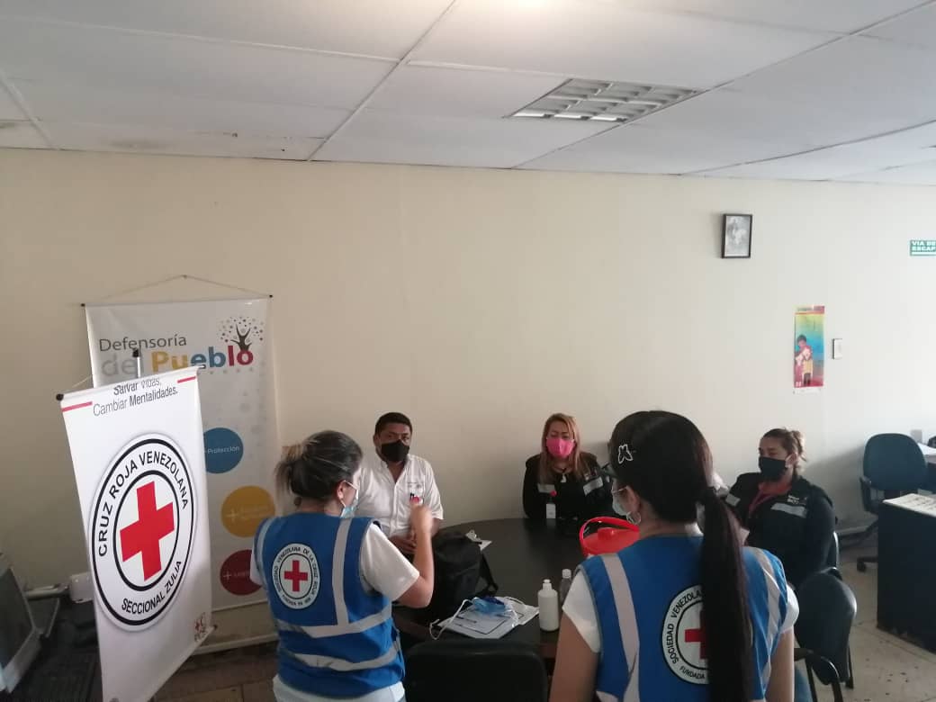 Defensoria_Vzla's tweet photo. La Defensoría Delegada Zulia subsede Sur del Lago en labor de formación recibió de parte de la Cruz Roja Maracaibo charla  de capacitación sobre el uso seguro de elementos de bioseguridad médica ante la pandemia del coronavirus #Covid_19 https://t.co/jJNamAKTet