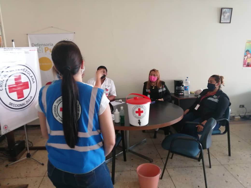 Defensoria_Vzla's tweet photo. La Defensoría Delegada Zulia subsede Sur del Lago en labor de formación recibió de parte de la Cruz Roja Maracaibo charla  de capacitación sobre el uso seguro de elementos de bioseguridad médica ante la pandemia del coronavirus #Covid_19 https://t.co/jJNamAKTet