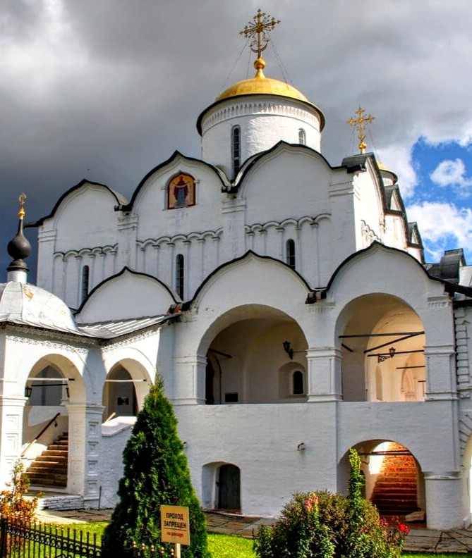 vozvr's tweet image. 100 ЗНАМЕНИТЫХ МОНАСТЫРЕЙ
35. Покровский монастырь.   
       1364 г. Суздаль. 
@history_RF  #СТОМОНАСТЫРЕЙ
В средние века стал местом заточения постриженных в монахини аристократок. С 1933 здесь была биологическая лаборатория ОГПУ, а в 1980 появился туркомплекс. 
Ныне - это Рай)