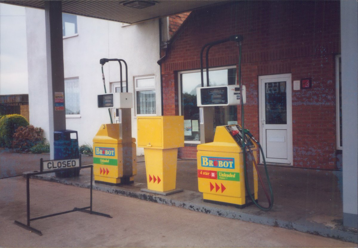 Day 165 of  #petrolstationsBrobot, Smiths Garage, Pinwall, Leicestershire 2001  https://www.flickr.com/photos/danlockton/16230749776/  https://www.flickr.com/photos/danlockton/16069285610/  https://www.flickr.com/photos/danlockton/16255629932/Brobot ran a chain of large Jet-branded service stations inc the dramatic Corby Southern Gateway, but also had their own brand