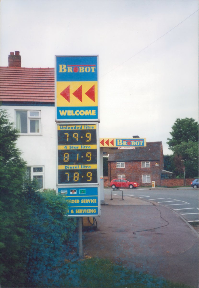 Day 165 of  #petrolstationsBrobot, Smiths Garage, Pinwall, Leicestershire 2001  https://www.flickr.com/photos/danlockton/16230749776/  https://www.flickr.com/photos/danlockton/16069285610/  https://www.flickr.com/photos/danlockton/16255629932/Brobot ran a chain of large Jet-branded service stations inc the dramatic Corby Southern Gateway, but also had their own brand