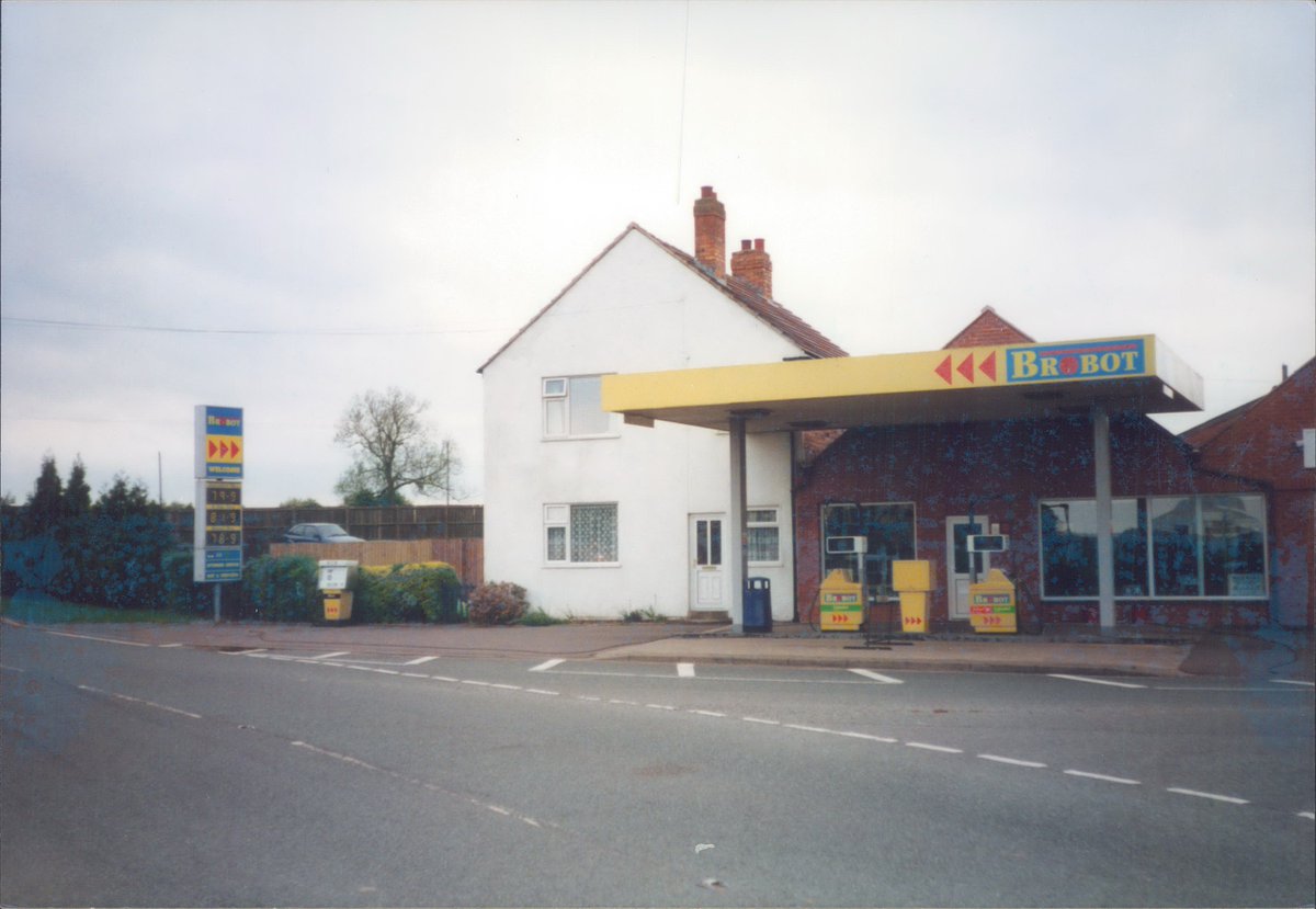 Day 165 of  #petrolstationsBrobot, Smiths Garage, Pinwall, Leicestershire 2001  https://www.flickr.com/photos/danlockton/16230749776/  https://www.flickr.com/photos/danlockton/16069285610/  https://www.flickr.com/photos/danlockton/16255629932/Brobot ran a chain of large Jet-branded service stations inc the dramatic Corby Southern Gateway, but also had their own brand