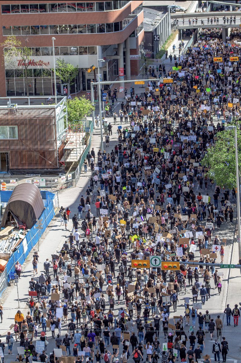 freshdaily's tweet image. Thousands of peaceful protesters marched in Calgary yesterday in support of the Black Lives Matter movement ✊🏿-📸 u/crackmacs #Canada #CalgaryProtest #BLMCanada #BLMCalgary