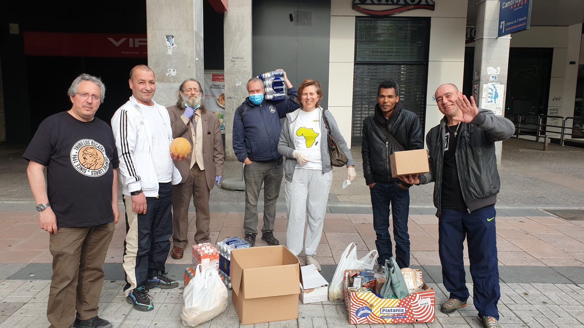 CarlaDdRivera's tweet photo. #GALERÍADEVALIENTES 

71- MARÍA, secretaria 😀

A sus compañeras del Proyecto #Encuento el #COVIDー19 las recluyó lejos de los amigos que acompañan en la calle. Así que Maria se acerca andando a ver qué necesitan y, con el apoyo de @bocatas_ong, les lleva comida cada sabado. https://t.co/KEcZPaKgKd