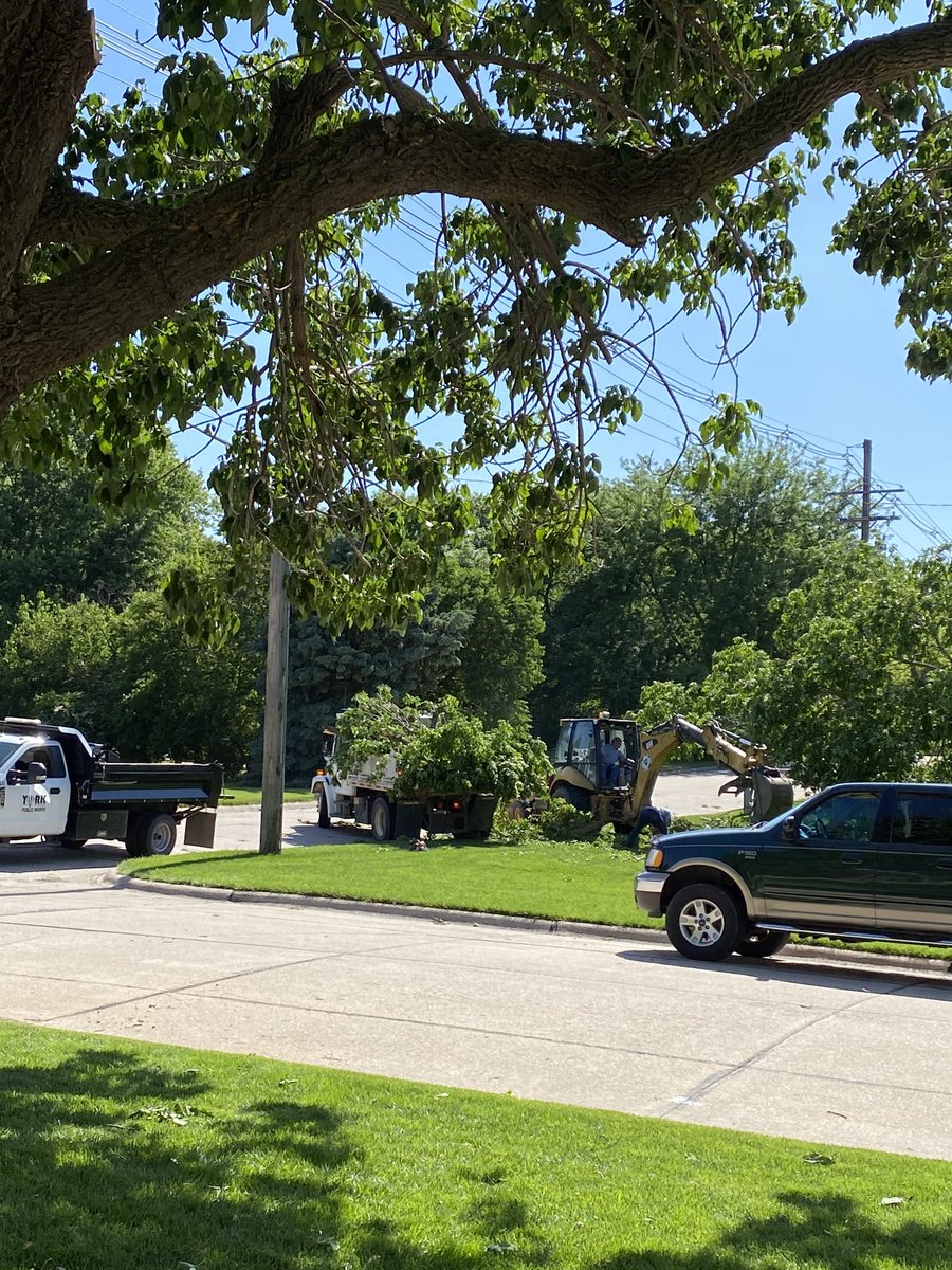 kampyork's tweet photo. Our neighbors lost a huge tree last night in the storm. This afternoon city workers stopped by to help with clean up. I really appreciate our community and the people who make it special. https://t.co/PYPOvQG3Wh