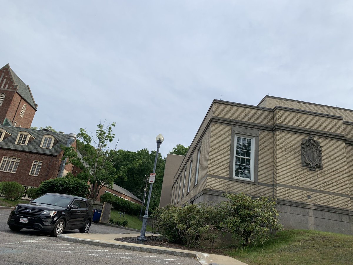 crumcake95's tweet photo. Unmarked police vehicle parked outside west Roxbury courthouse 30 min ago. Near #JamaicaPlain #jamaicaplainprotest #boston #boatonprotest https://t.co/MO4j4xJQL3