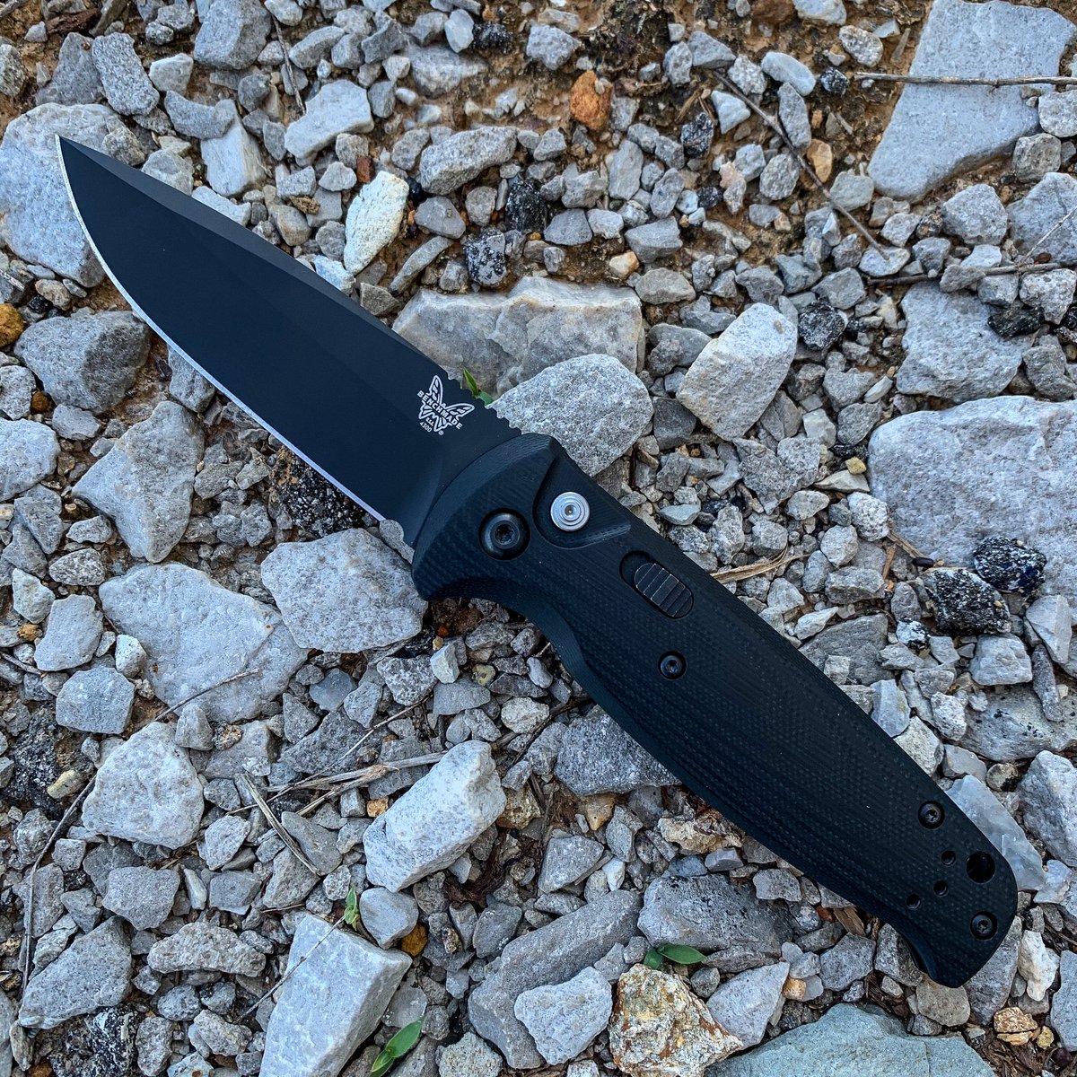 StNicksKnives's tweet photo. #TacticalThursday with the @BenchmadeKnives 4300BK CLA! Check it out at our Florence, Huntsville, or Athens stores or over on our website linked in the page bio. #knivesRsharp https://t.co/98GeJWdSvd