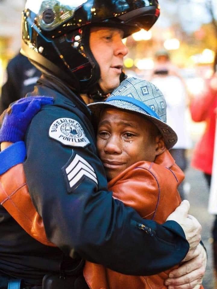 Attendez donc @France2tv à vraiment diffusé cette photo au journal télé ?? Alors que le gosse a été à été forcé à faire cette photo, que ses parents était violents et que sa mère a tué lui et ses frères ?? CHECKEZ VOS SOURCES PTN