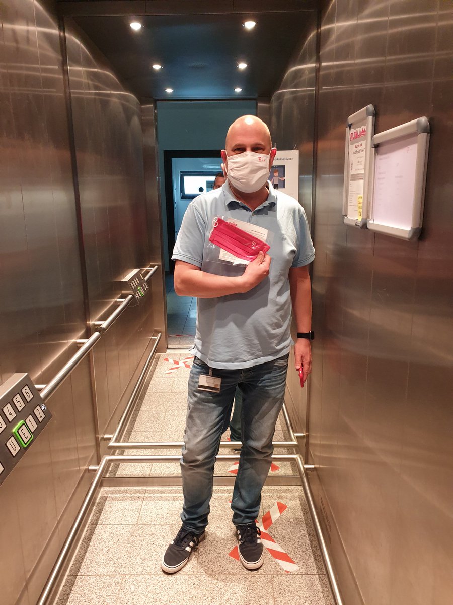 Thomas_Koetter_'s tweet photo. Die Stadt @muenster_de kann sich freuen. Auch hier wurden Mund-Nasen-Masken im Namen von @bibohle durch die #TelekomBotschafter verteilt. Ein Arbeitgeber, der sich um seine Mitarbeiter kümmert und sie schützt. #werkstolz #COVID19 @deutschetelekom #wewontstop #lovemagenta https://t.co/7vUYxMPnhk