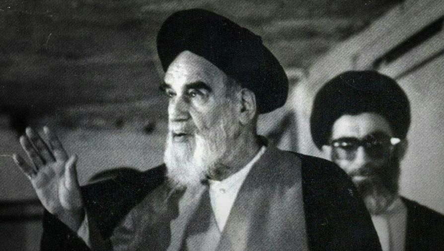 این جمله وصیت نامه امام خمینی(ره) بیش از سایر جملات منقلبم می کنه:
"با رفتن یک خدمتگزار در سدّ آهنین ملت خللی حاصل نخواهد شد که خدمتگزاران بالا و والاتر در خدمتند و الله نگهدار این ملت و مظلومان جهان است."