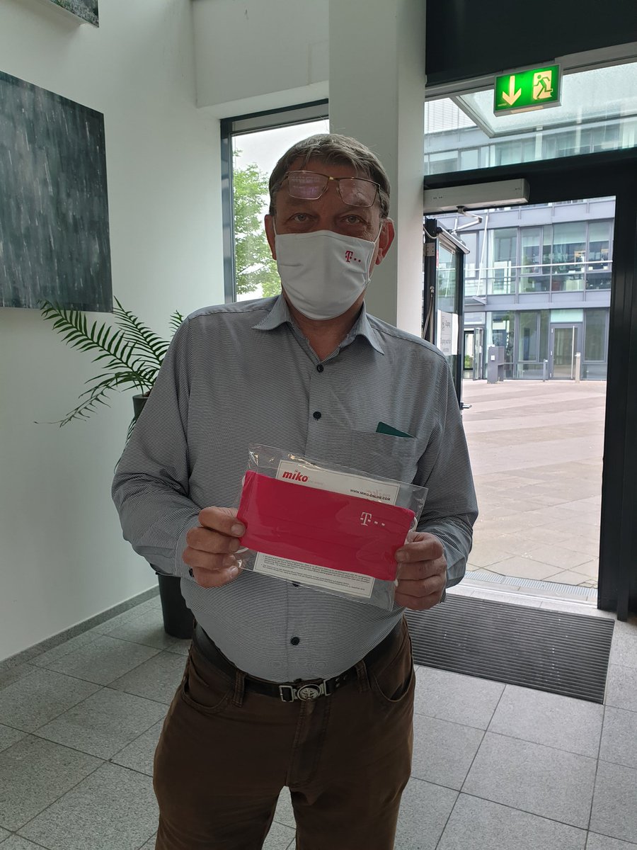 Thomas_Koetter_'s tweet photo. Auch die Kollegen von der #Telekom Ausbildung sagen #Danke an @bibohle für die neuen #lovemagenta Masken. #iamTcountonme #takecare #COVID19 @deutschetelekom @birgit_nitsch #immerfüreuchda https://t.co/IdfTLrYngE