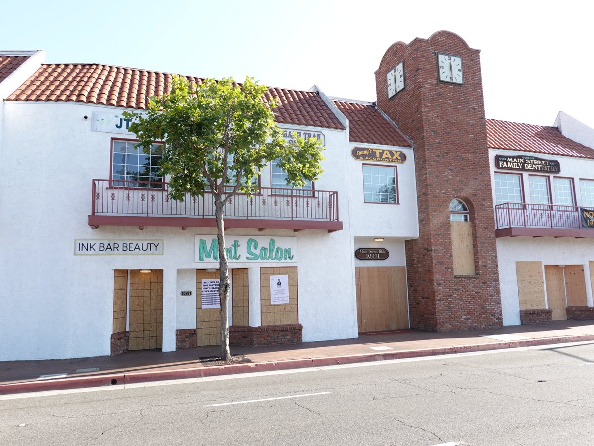 OCLegalHelp's tweet image. Don't be complacent - Police brutality and misconduct effects all of us all over the country. If George Floyd were alive today, then the sun would be shining into my building.