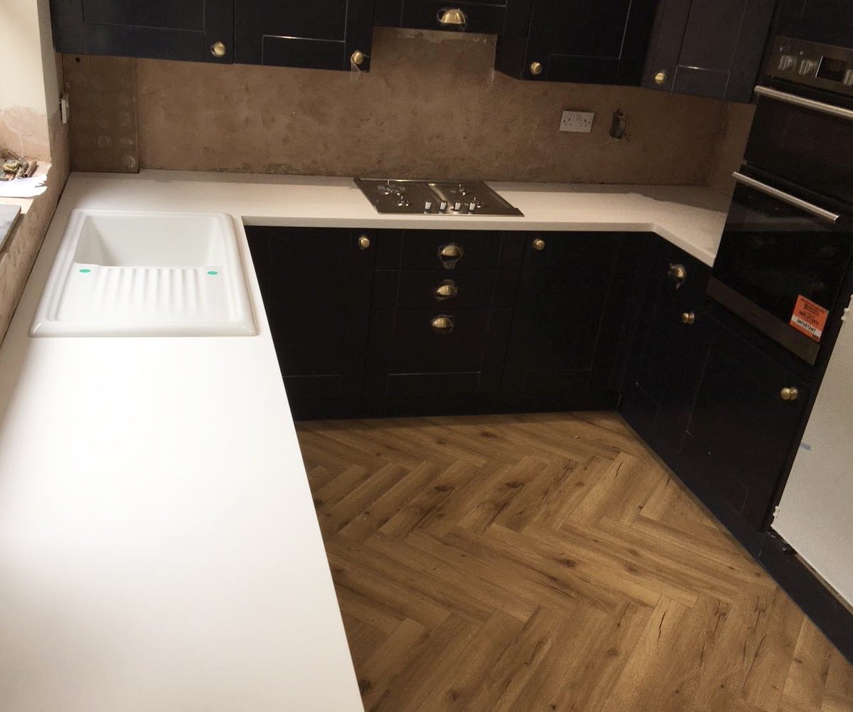 A #hanex #worktop #installation, complimenting this stunning #kitchen choice! 

WHY #SOLIDSURFACE:
✔️seamless ~ no unsightly joins!👌🏼
✔️non-porous ~ no water absorbed!🚱
✔️hygienic ~ no bacteria absorbed!🦠
✔️repairable if scratched/damaged!🆘
✔️allows for curved designs🌀