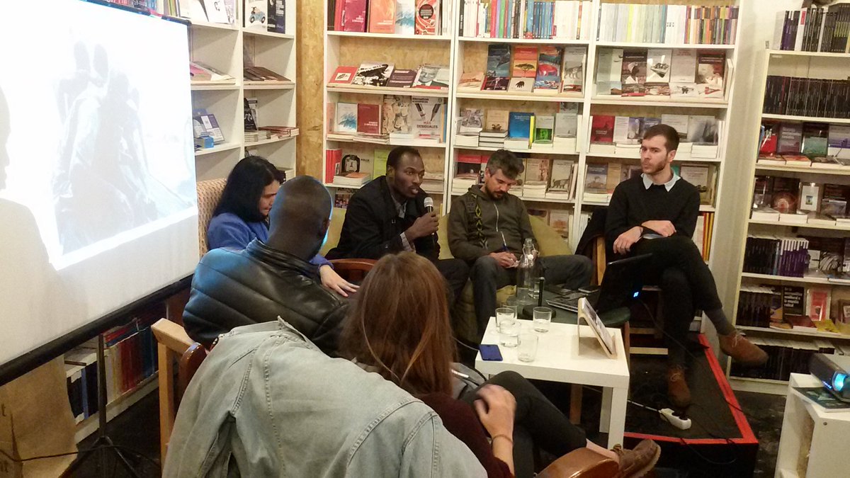 YeraySIborra's tweet photo. Vaig veure amics com en @jotaemi presentar-hi llibres. Hi vaig anar molt a fullejar, i a comprar. I finalment vaig tenir la sort de fer-hi la presentació de #VidaMantera. Visca @EspaiContraband, sempre! 💜 #momentsContrabandos https://t.co/OE6nnALLa6