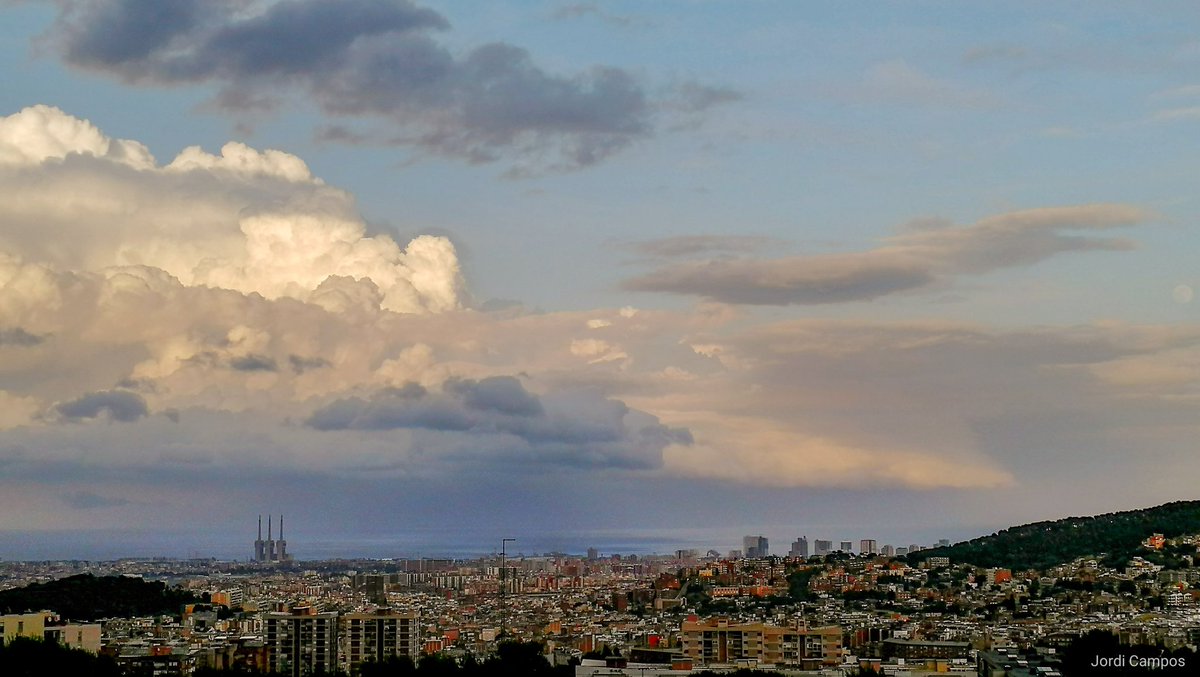 Impressionant la #tempesta marxant mar enllà! #Montbau #Barcelona @SoniaPapell @AlfredRPico @meteorac1 @SergiLoras @Vakapiupiu @AEMET_Cat @ecazatormentas @AEMET_SINOBAS @StormHour @ThePhotoHour #storm #324eltemps #arameteo #meteocat #StormHour #ThePhotoHour #eltempsamb