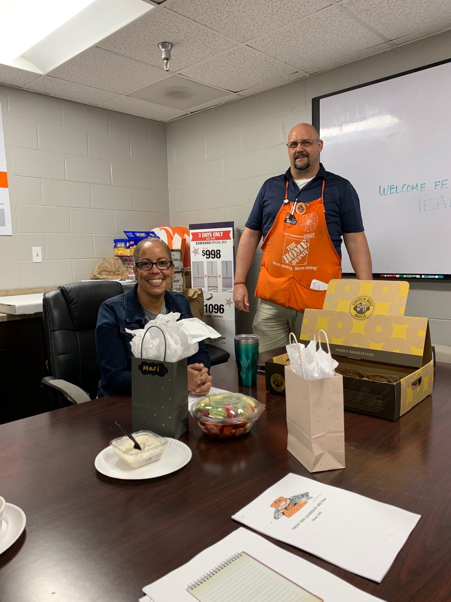 jensherluvsgod's tweet photo. A successful front end leadership meeting complete with โThank Youโ bags! We really appreciate the way these Head Cashiers stepped up in midst of all of this! @Allison_HD @sgaskinshd @Nieca09136378 @marlaina_smith #StrongerTogether #Store243 @CharlesA_Wilson https://t.co/ZCgtJAwrHo