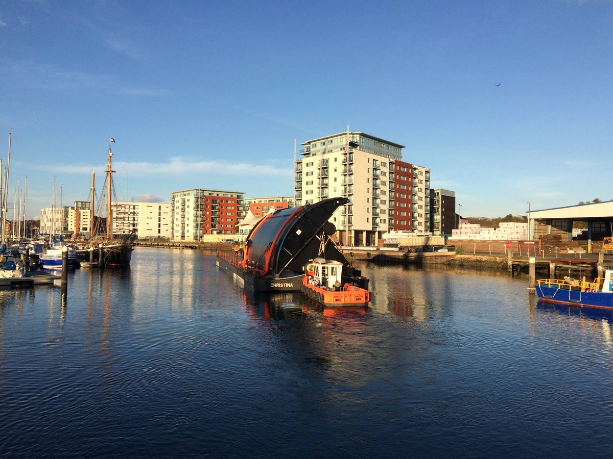 #ThrowbackThursday with the Challis 10 and Nato7 workboats bringing the new tidal barrier through the lock at Ipswich back in 2017
#Hollandia #EnvironmentAgency #VBA
#workboat #marine